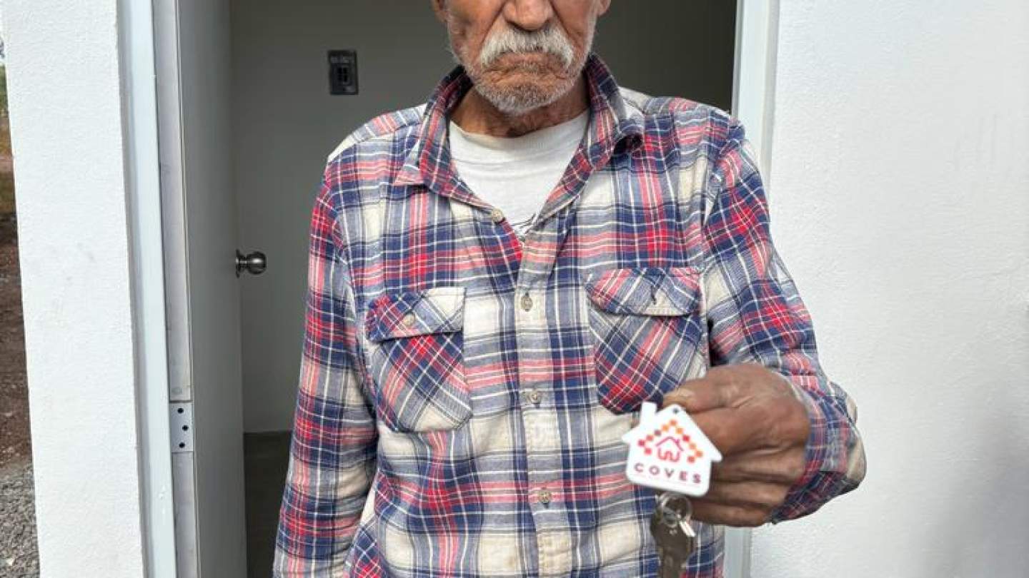 Don Ceferino recibe vivienda a sus 103 años de vida